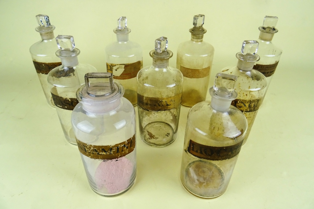 Antique Glass Apothecary Chemists Bottles (2).JPG